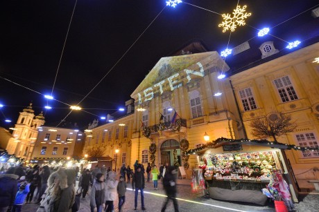 Advent a Belvárosban gyertyagyújtással és koncertekkel